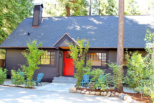 Talo, useita sänkyjä (Wolf Den - Walk to private beach * RE) | Ulkopuoli