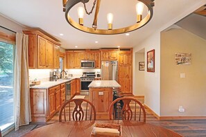 Appart'hôtel, plusieurs lits (Thompson's Landing - REMODELED CONDO) | Cuisine privée