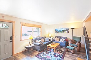 Apartment, Mehrere Betten (Thompson's Landing - REMODELED CONDO) | Wohnzimmer | Fernseher, Kamin, DVD-Player