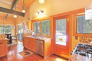 Hus - flera sängar (Chambers Delight House - CHAMBERS BEA) | Eget kök | Kylskåp, mikrovågsugn, spishäll och diskmaskin