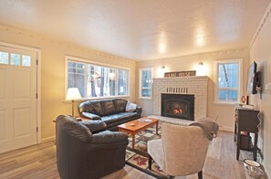 House, Multiple Beds (Aspen Grove - WALKING DISTANCE TO LAK) | Living room