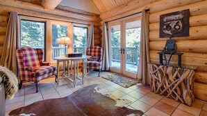 Stuga - flera sängar (McKinney Creek Cabin - Walk to Chambe) | Vardagsrum