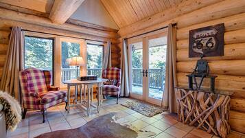 小屋, 多張床 (McKinney Creek Cabin - Walk to Chambe) | 客廳 | 電視、壁爐、 DVD 播放機