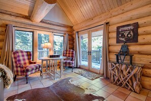 小屋, 多张床 (McKinney Creek Cabin - Walk to Chambe) | 客厅 | 电视、壁炉、DVD 播放器