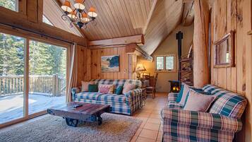 小屋, 多張床 (McKinney Creek Cabin - Walk to Chambe) | 客廳 | 電視、壁爐、 DVD 播放機