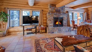 Stuga - flera sängar (McKinney Creek Cabin - Walk to Chambe) | Vardagsrum