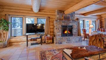 小屋, 多張床 (McKinney Creek Cabin - Walk to Chambe) | 客廳 | 電視、壁爐、 DVD 播放機
