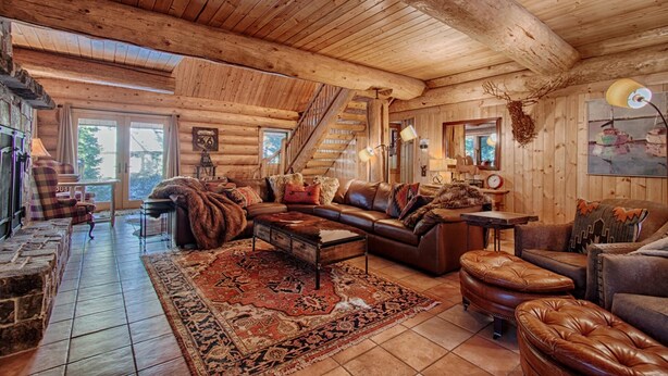 Stuga - flera sängar (McKinney Creek Cabin - Walk to Chambe) | Vardagsrum