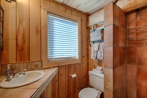เคบิน, หลายเตียง (McKinney Creek Cabin - Walk to Chambe) | ห้องน้ำ | ผ้าเช็ดตัว