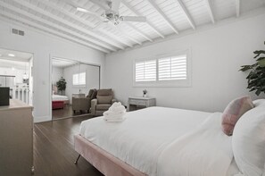 2 habitaciones, escritorio y tabla de planchar con plancha