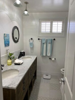 Bañera con ducha, secador de pelo