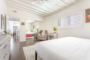 2 habitaciones, escritorio y tabla de planchar con plancha 