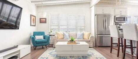 TV, caminetto, impianto stereo