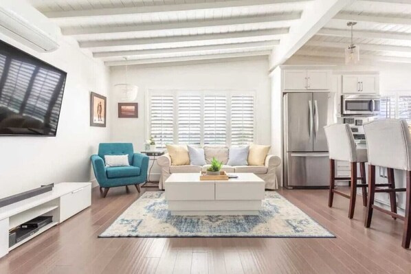 Televisión, chimenea, estéreo