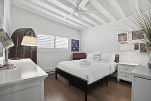 2 habitaciones, escritorio y tabla de planchar con plancha