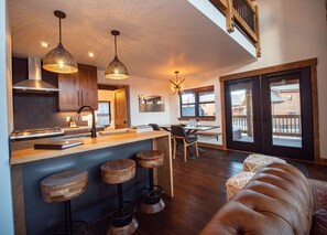 Interior - Lake Estes Getaway – Close to Downtown, Indoor/Outdoor Fireplace and Jacuzzi (Estes Park)