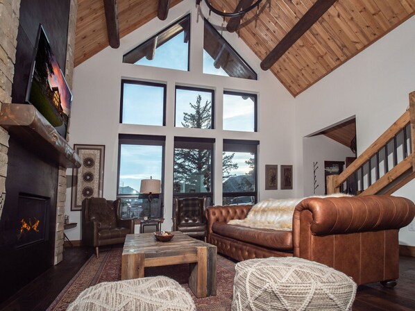 Smart TV, fireplace, stereo