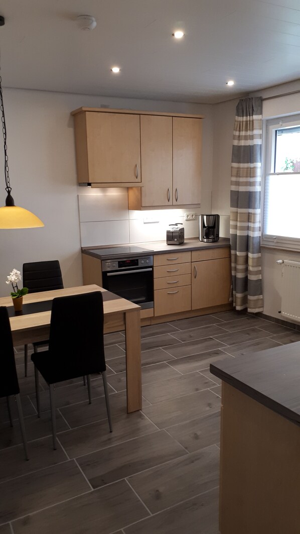 Fridge, oven, stovetop, dishwasher