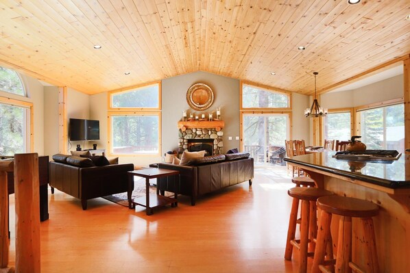 House, Multiple Beds (Stine Haus - HOT TUB & Beach Access!) | Living room