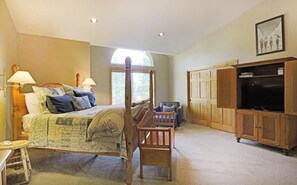 Room - Stine Haus - HOT TUB & Beach Access! (Tahoe City)