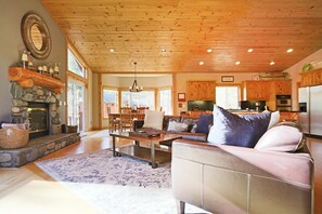 Ferienhaus, Mehrere Betten (Stine Haus - HOT TUB & Beach Access!) | Wohnzimmer | Fernseher, Kamin