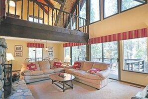 House, Multiple Beds (Sequoia Solitude - WALK TO PRIVATE BE) | Living room