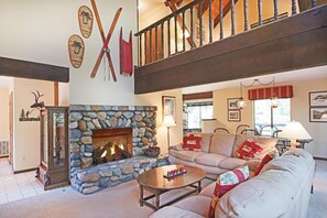 House, Multiple Beds (Sequoia Solitude - WALK TO PRIVATE BE) | Living room