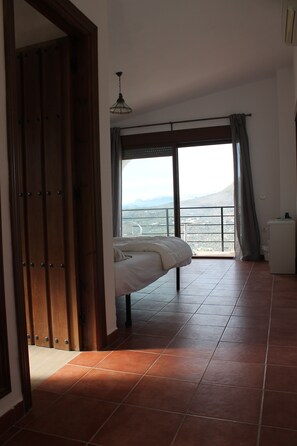 Habitación clásica | 1 dormitorio, escritorio, wifi y ropa de cama