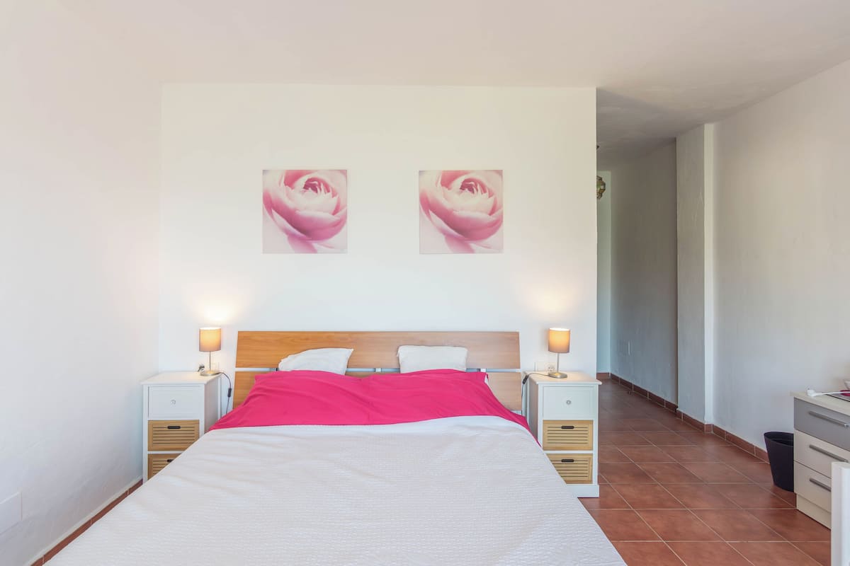 Escritorio, wifi y ropa de cama