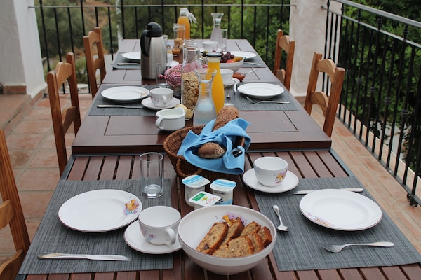 Sarapan ala kontinental setiap hari (EUR 10 per orang)