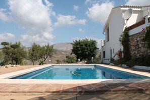 Una piscina al aire libre de temporada