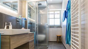 Dusche, Haartrockner, HandtĂŒcher, Seife