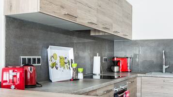 KĂŒhlschrank, Mikrowelle, Ofen, Herdplatte