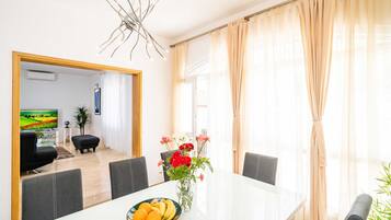 House (Four-Bedroom House with Terrace) | In-room dining