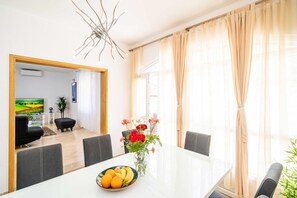Casa (Four-Bedroom House with Terrace) | Servicio a la habitación