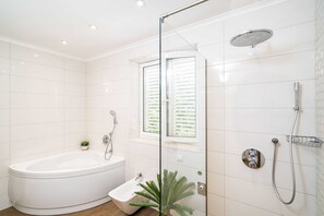 Maison (Four-Bedroom House with Terrace) | Salle de bain | Serviettes fournies