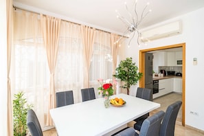 Ferienhaus (Four-Bedroom House with Terrace) | Essbereich im Zimmer