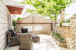 獨棟房屋 (Four-Bedroom House with Terrace) | 露台/庭院