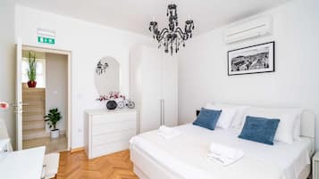 Hus (Four-Bedroom House with Terrace) | 4 soverom, barnesenger og wi-fi (inkludert)