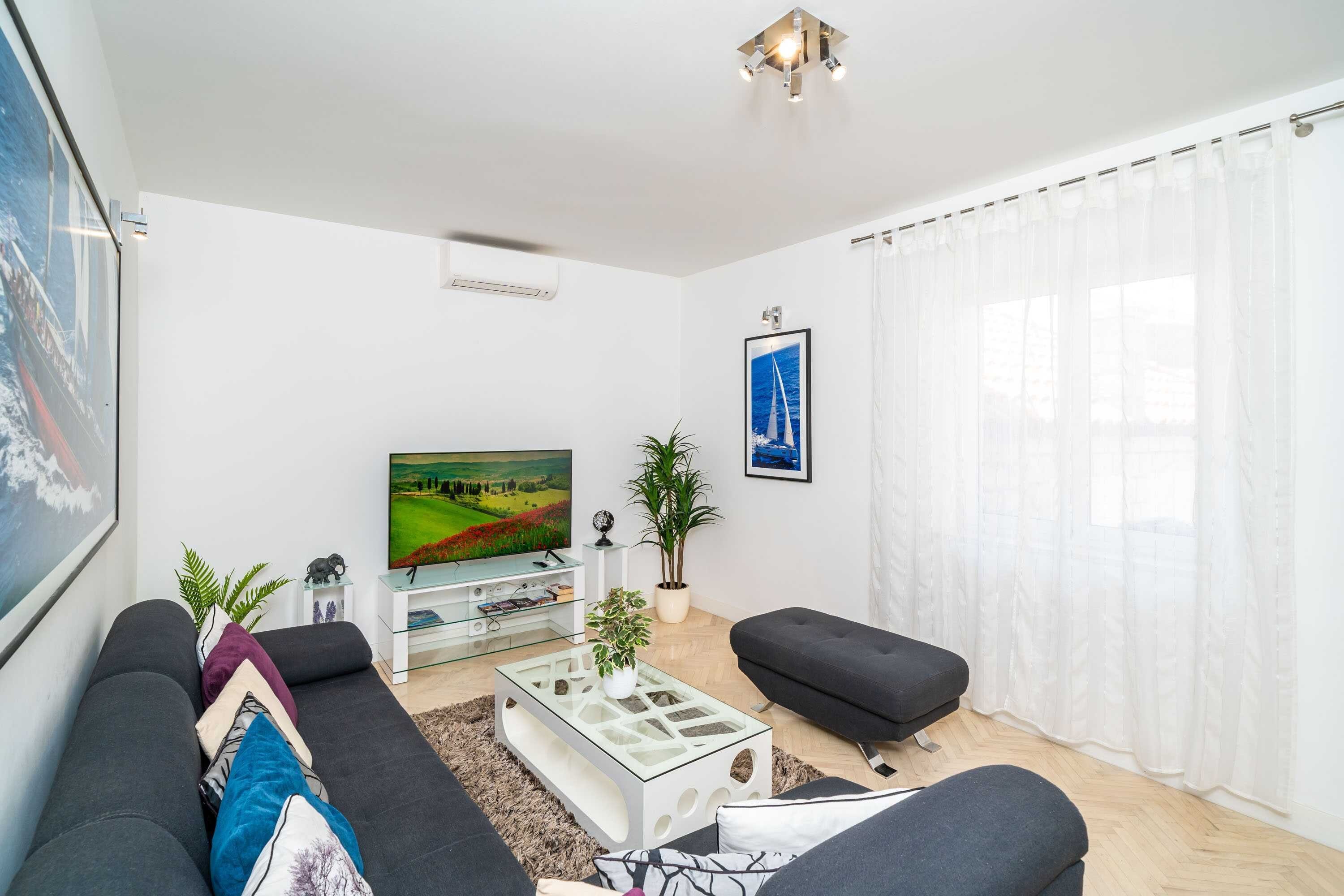 하우스 (Four-Bedroom House with Terrace) | 거실