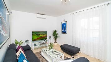 House (Four-Bedroom House with Terrace) | Living room