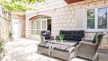 House (Four-Bedroom House with Terrace) | Terrace/patio