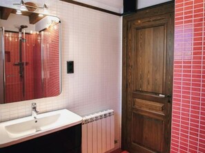 Shower, jetted tub, hair dryer