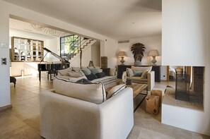 Televisión, chimenea, futbolito y tenis de mesa 