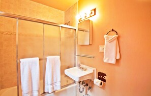 캐빈, 침대(여러 개) (TAHOE PARK COTTAGE * WALK TO LAKE) | 욕실 | 헤어드라이어, 타월