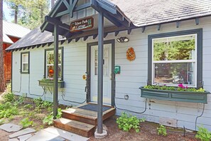 Cabaña, varias camas (TAHOE PARK COTTAGE * WALK TO LAKE) | Exterior