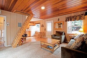 Cabaña, varias camas (TAHOE PARK COTTAGE * WALK TO LAKE) | Sala de estar | Televisión, chimenea y reproductor de DVD 