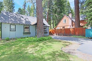 캐빈, 침대(여러 개) (TAHOE PARK COTTAGE * WALK TO LAKE) | 외관