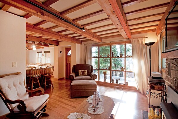 Cabin, Multiple Beds (Gelber's Cabin - Creek side!) | Living room