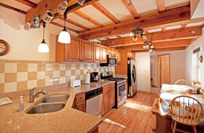 Cabaña, varias camas (Gelber's Cabin - Creek side!) | Cocina privada | Frigorífico, microondas, placa de cocina y lavavajillas